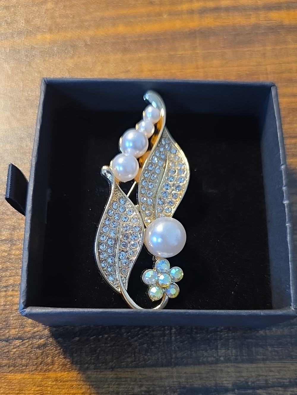 Sassified Boutique Nwt Gold-Tone Pearl & Crystal Leaf Brooch.